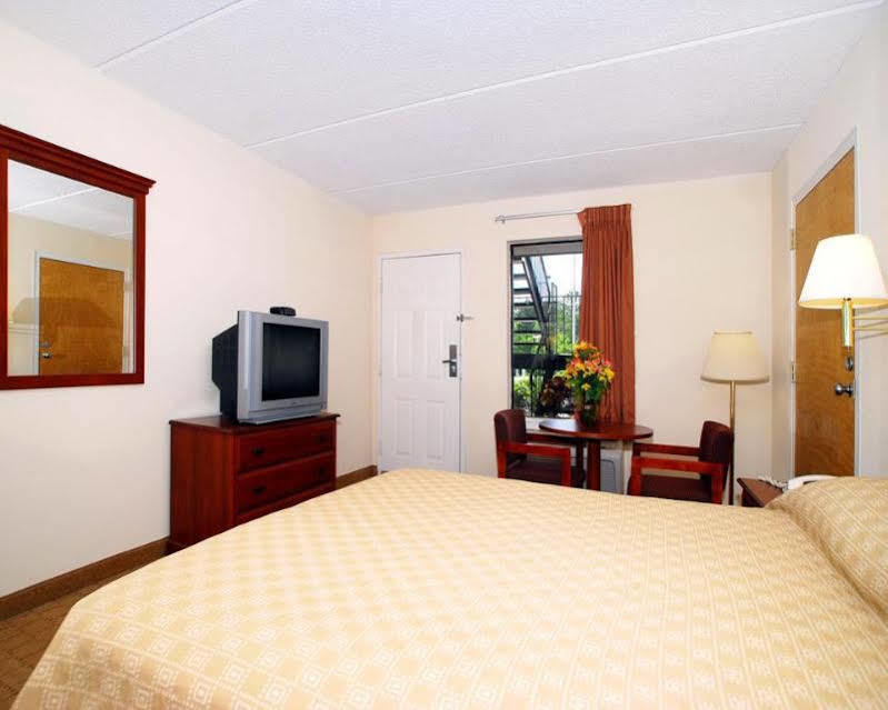 Econo Lodge Inn & Suites Lugoff Экстерьер фото